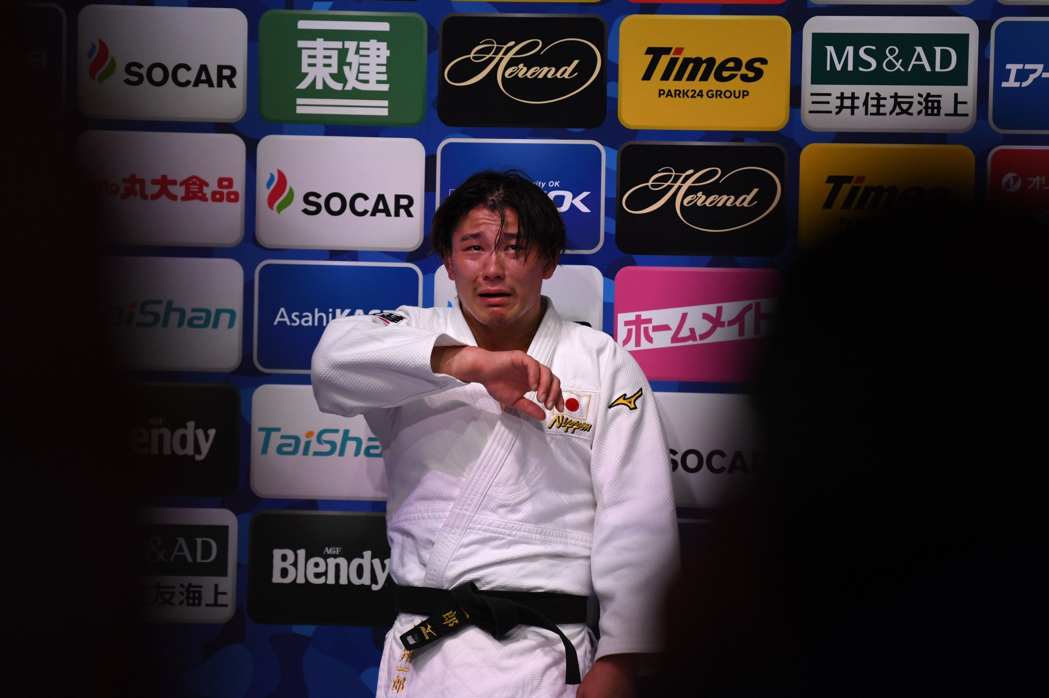 An emotional Shoichiro Mukai is overwhelmed as he prepares to collect his silver medal ©Getty Images