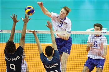 Mikhail Fedorov of Russia strikes past the Argentine block of Armoa Morel and Augustin Gallardo ©FIVB