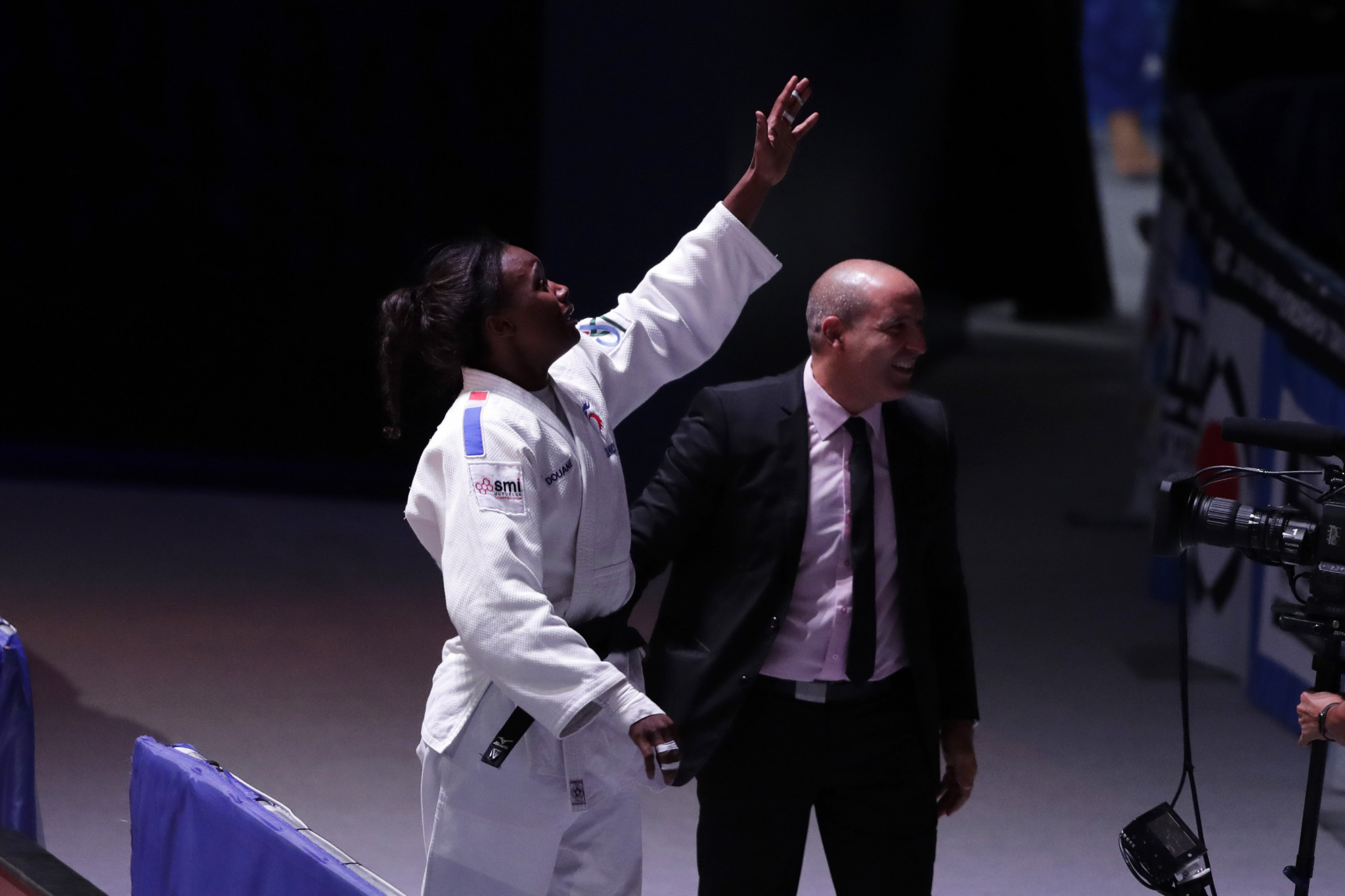 Malonga waves to the crowd after sealing France's third gold of these Championships ©Getty Images