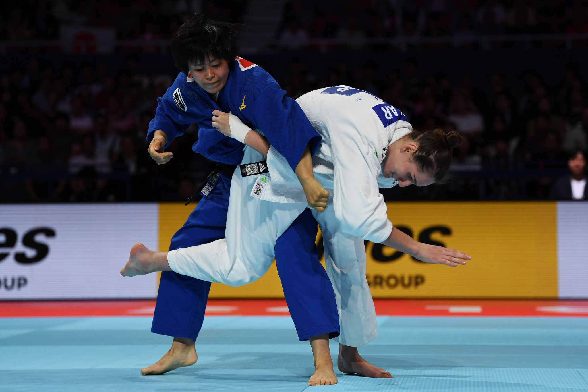 Hamada, in blue, was not able to defend her world title in front of a home crowd in Tokyo ©Getty Images