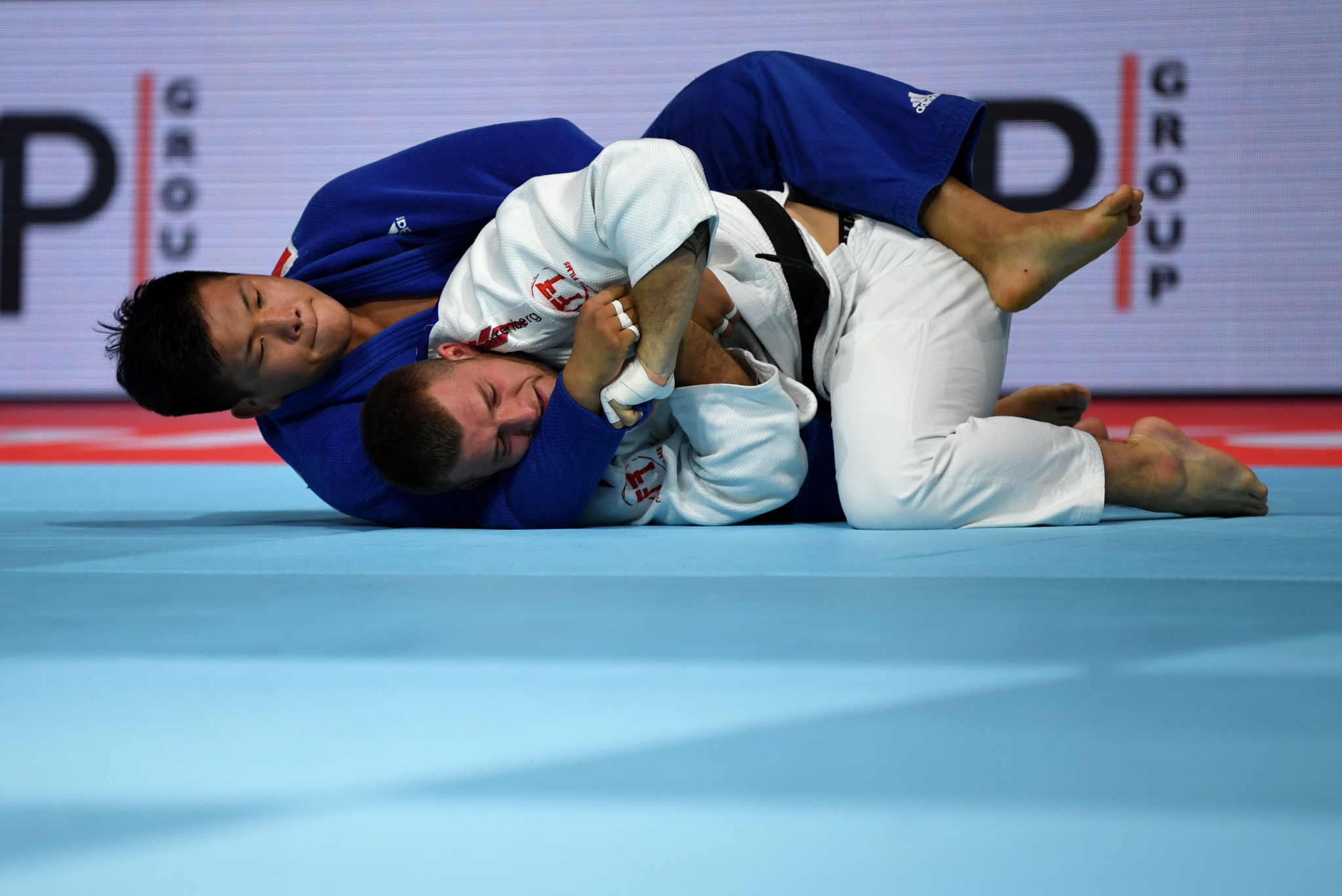 Cho Gu-ham, in blue, 2018 champion at under-100kg, failed to win a medal at the Nippon Budokan ©Getty Images