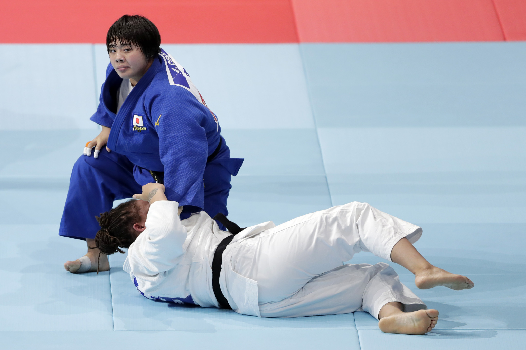 In the women's over-78kg, Japanese teenager Akira Sone, blue, claimed an astonishing home gold medal ©Getty Images