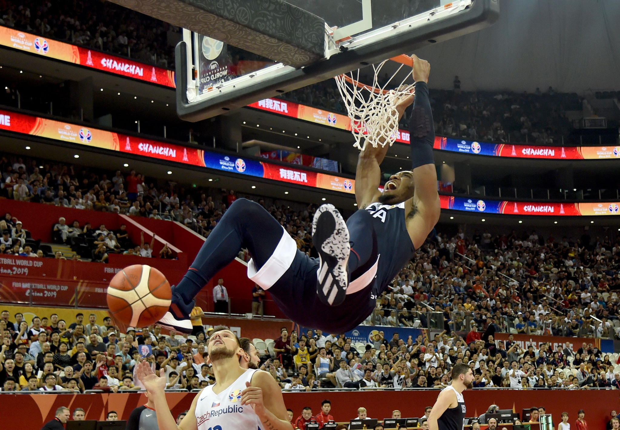 Donovan Mitchell dunks the ball en-route to being the American top scorer in Shanghai ©Getty Images
