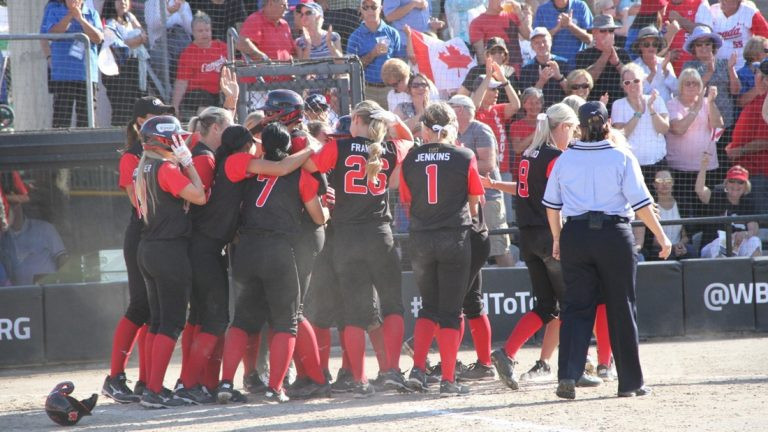 Canada celebrate booking their place at Tokyo 2020 ©WBSC
