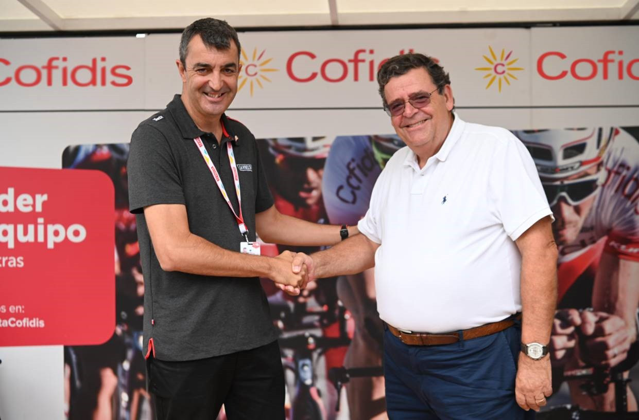 Juan Sitges, general director of Cofidis España, right and La Vuelta director Javier Guillén extended their sponsorship deal for three years ©La Vuelta