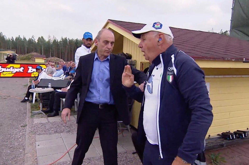 Italian coach Albano Pera and ISSF secretary general Alexander Ratner dispute a decision in Lahti ©ISSF 