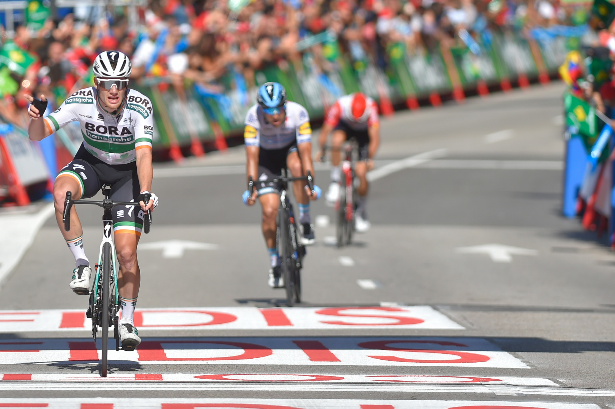 Bennett wins stage 14 after crash impacts finish at Vuelta a España