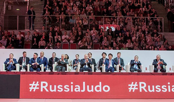 Dignitaries watched the competition during the Eastern Economic Forum ©IJF 