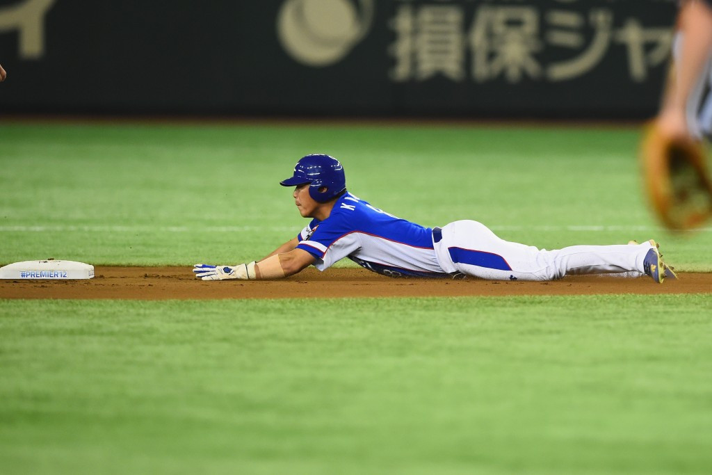 South Korea's Keunwoo Jeong steals a second base early-on in the final against United States ©Getty Images