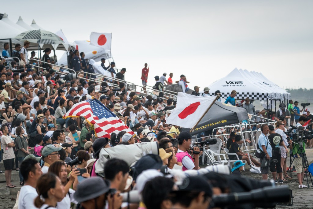 Despite varying weather conditions, the World Surfing Games in Miyazaki have been consistently well attended ©ISA