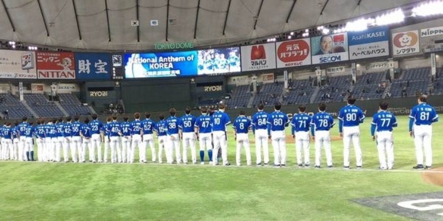 South Korean players line-up for the National Anthem following their victory ©WBSC