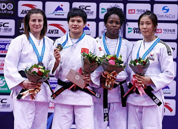 Yang Junxia delighted the home crowd by winning gold in the under 63kg event 