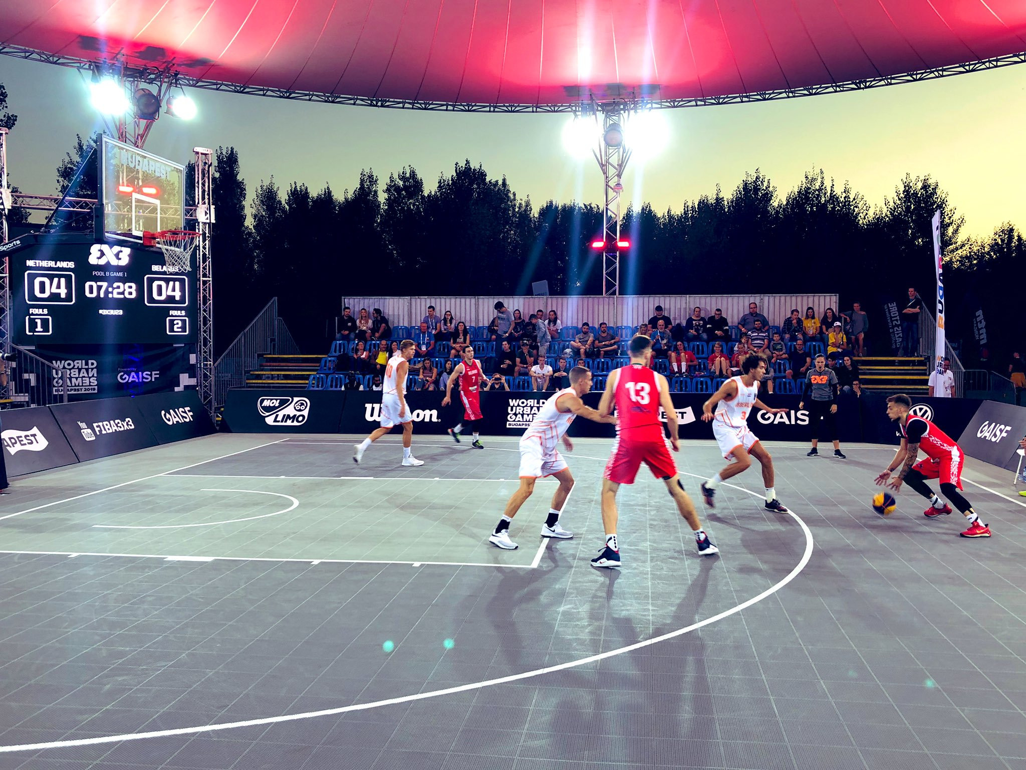 Belarus and The Netherlands compete under the lights in the men's basketball 3x3 ©Twitter/GAISF