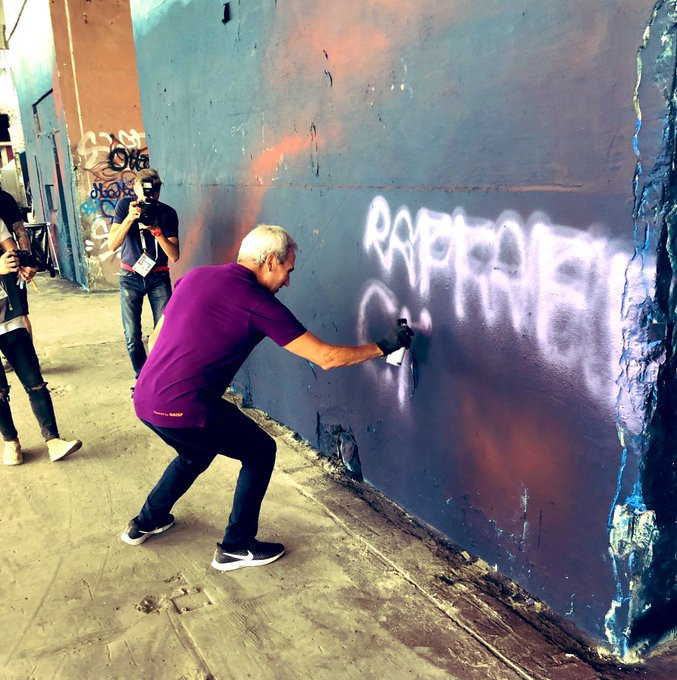GAISF President Raffaele Chiulli got into the urban spirit as he tried his hand at some street art ©Twitter/GAISF