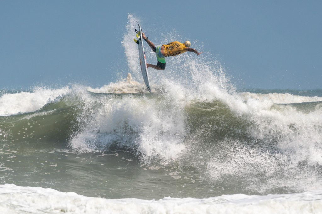 Brazil's Italo Ferreira produces the move of the World Surfing Games – a full rotation aerial – en-route to individual and team gold in Miyazaki, Japan ©ISA