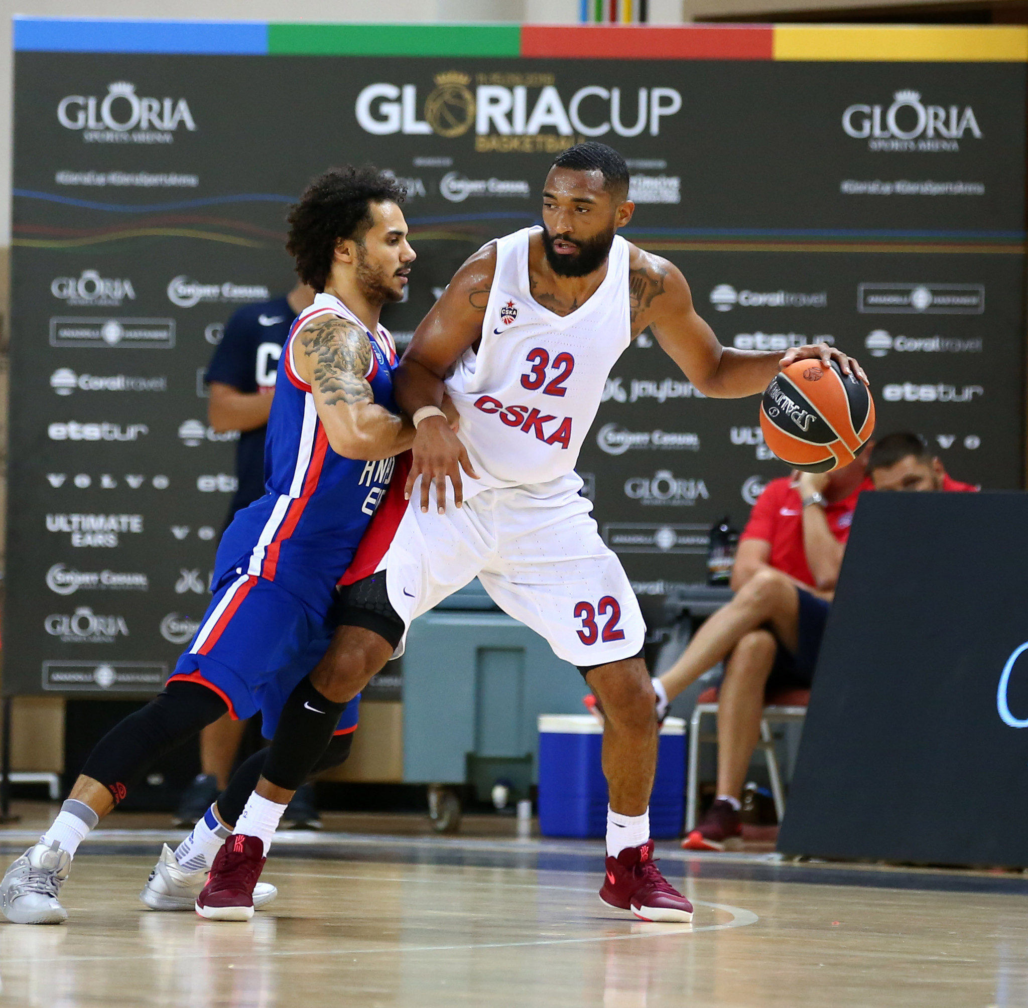 CSKA Moscow's Darrun Hilliard holds off the tackle of Mike James from Anadolu Efes at Gloria Sports Arena ©GSA 