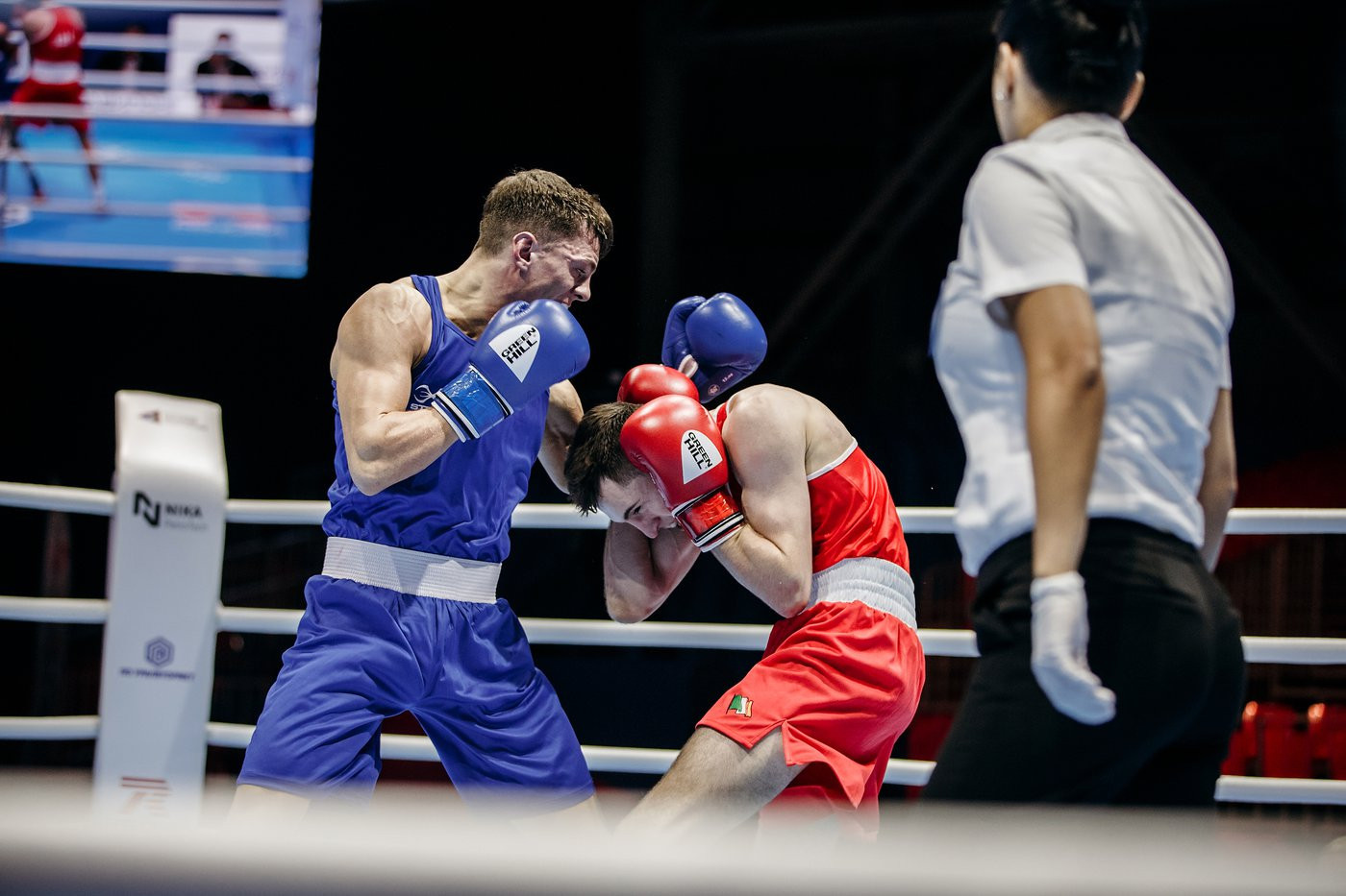 European and Commonwealth champion Pat McCormack of England had a difficult clash with Irish rival Aidan Walsh ©Yekaterinburg 2019