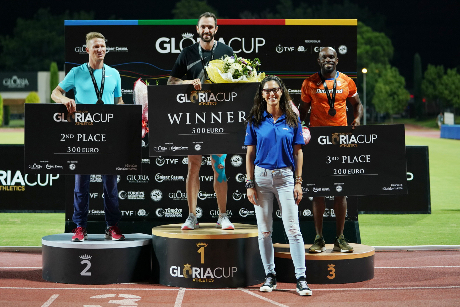 Gloria Sports Arena chief executive Elif Özdemir  presents the medals for the men's 200m ©GSA/ Mine Kasapoglu
