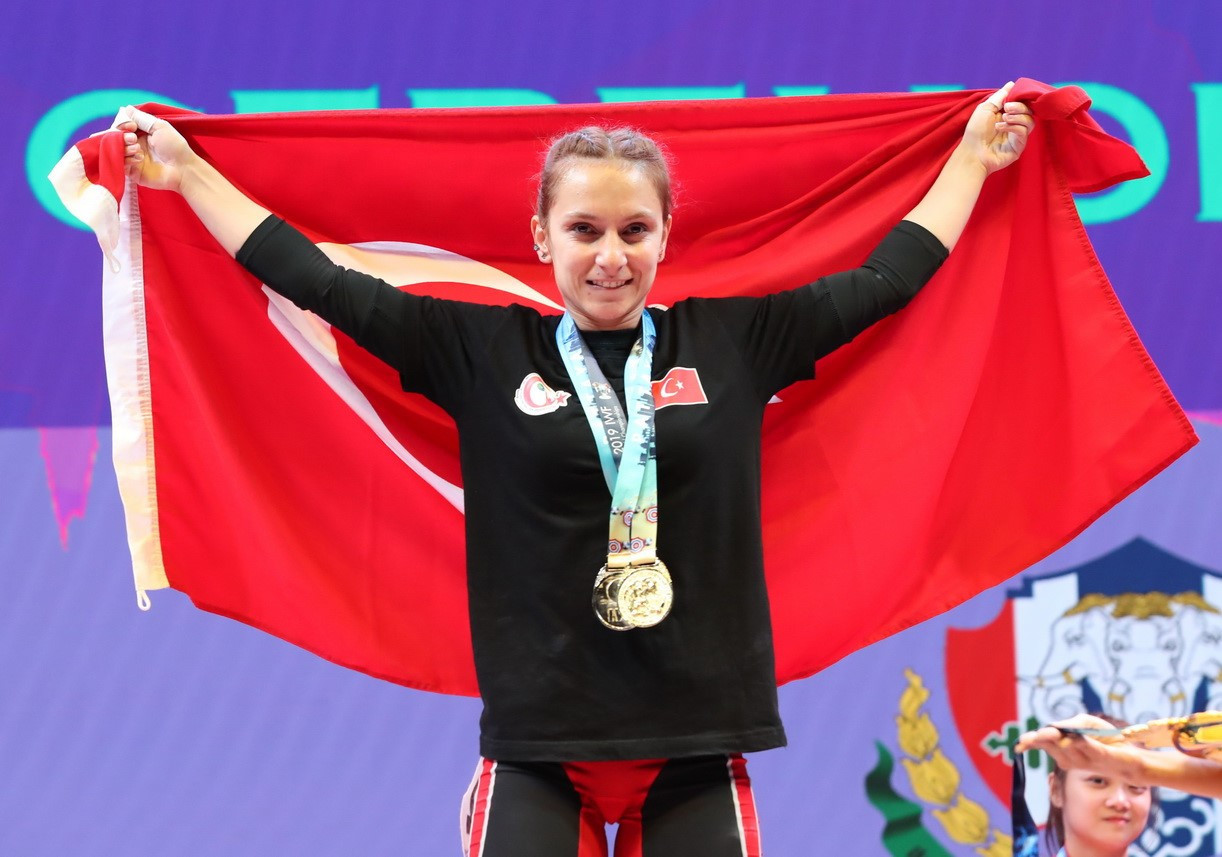 European champion Şaziye Erdoğan of Turkey triumphed overall in the women's 45kg event ©IWF