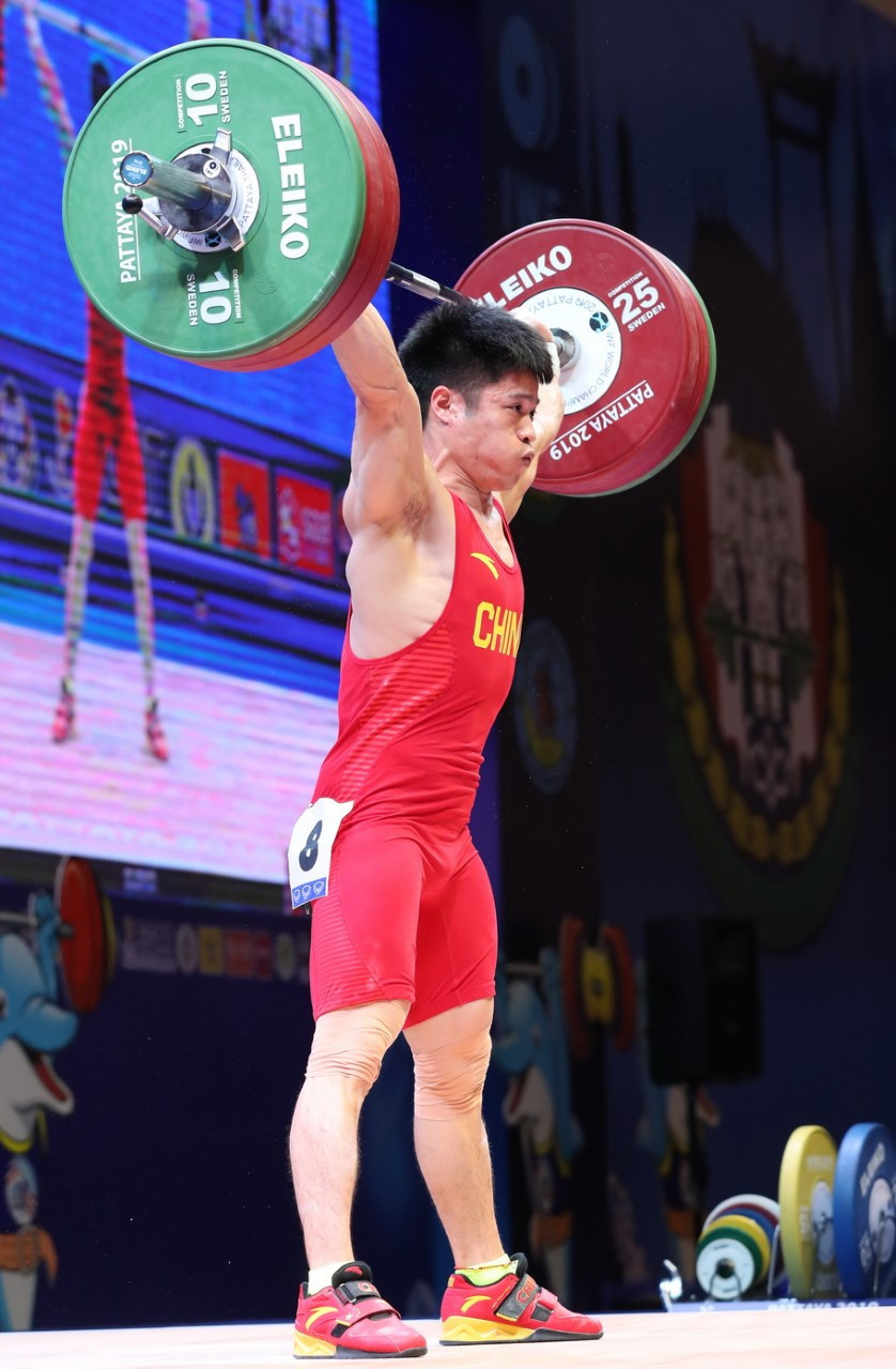 China's Li Fabin claimed a hat-trick of gold medals and two world records in the men's 61kg event ©IWF