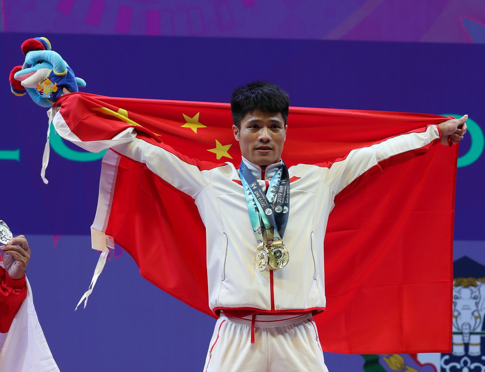 The men’s 61kg event also saw a Chinese weightlifter, Li Fabin, prevail with a world record-breaking total ©IWF