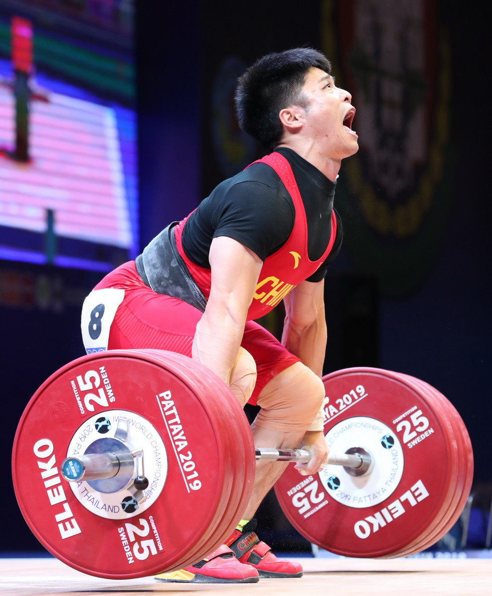 His final mark of 318kg was made up of a world record-breaking lift of 145kg in the snatch and 173kg in winning the clean and jerk ©IWF