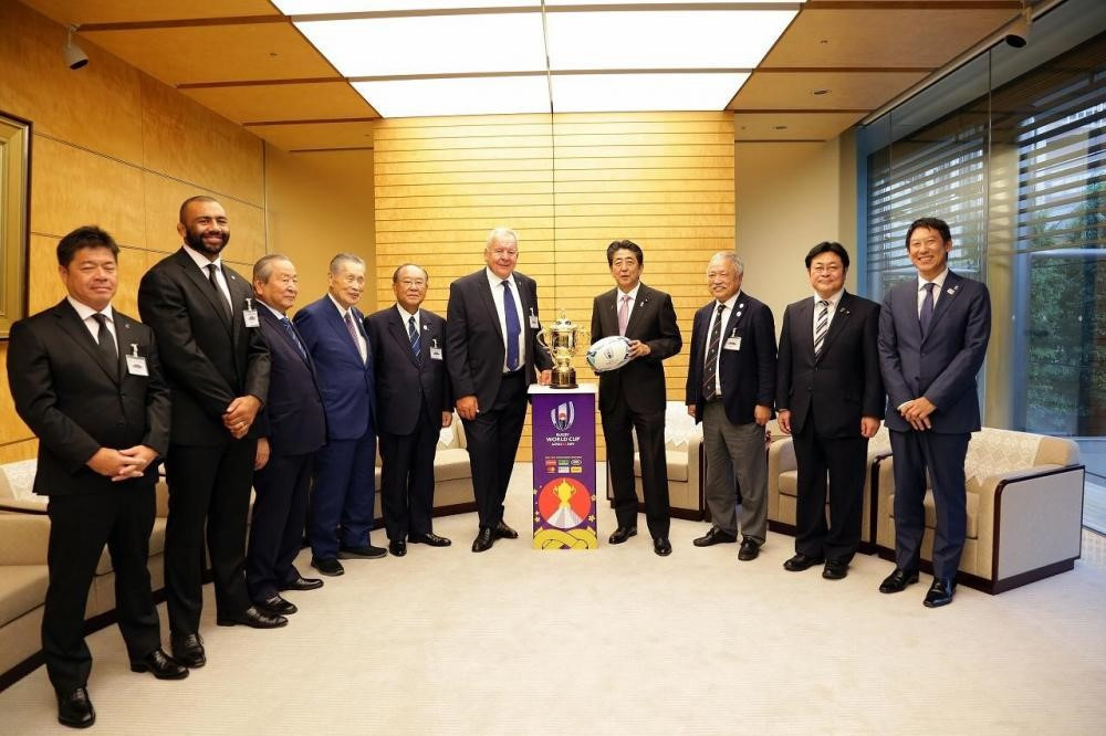 World Rugby chairman Sir Bill Beaumont, centre left, and Japanese Prime Minister Shinzō Abe, centre right are both confident the World Cup will be a big success ©Getty Images