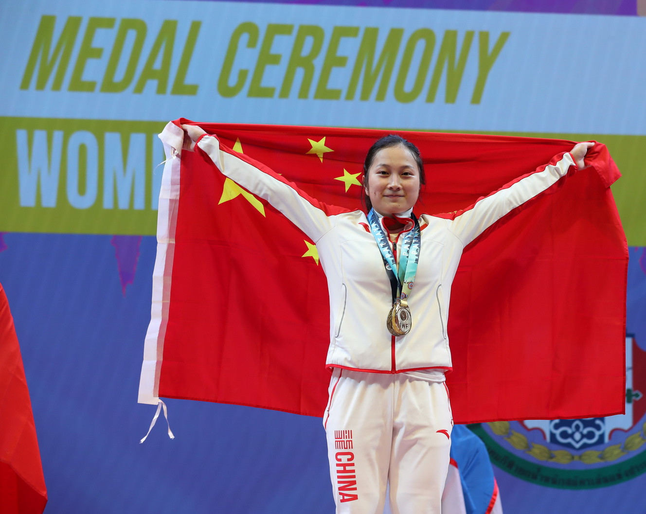 Liao proudly showed off China's flag on the podium ©IWF