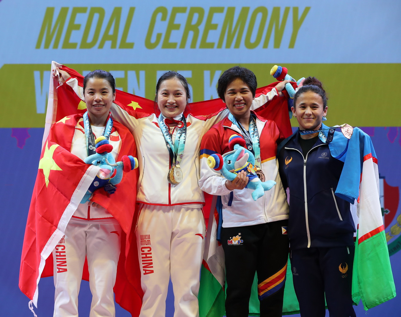 And celebrated with her fellow medallists, including the third-place finisher in the snatch, Uzbekistan's Muattar Nabieva ©IWF