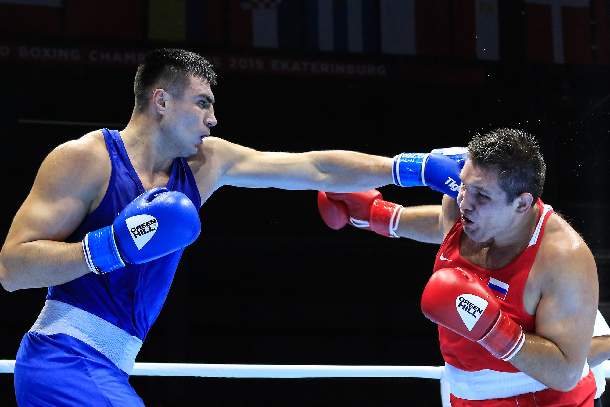 Uzbekistan's Bakhodir Jalolov recorded a unanimous victory against Russia's Maksim Babanin in the super heavyweight division ©Yekaterinburg 2019