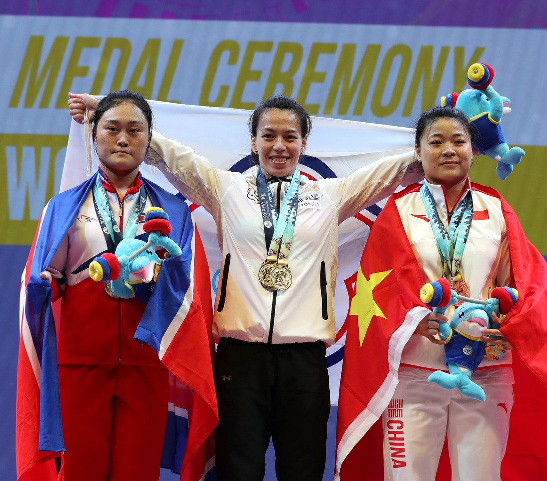 The Taiwanese celebrated with her fellow medallists ©IWF