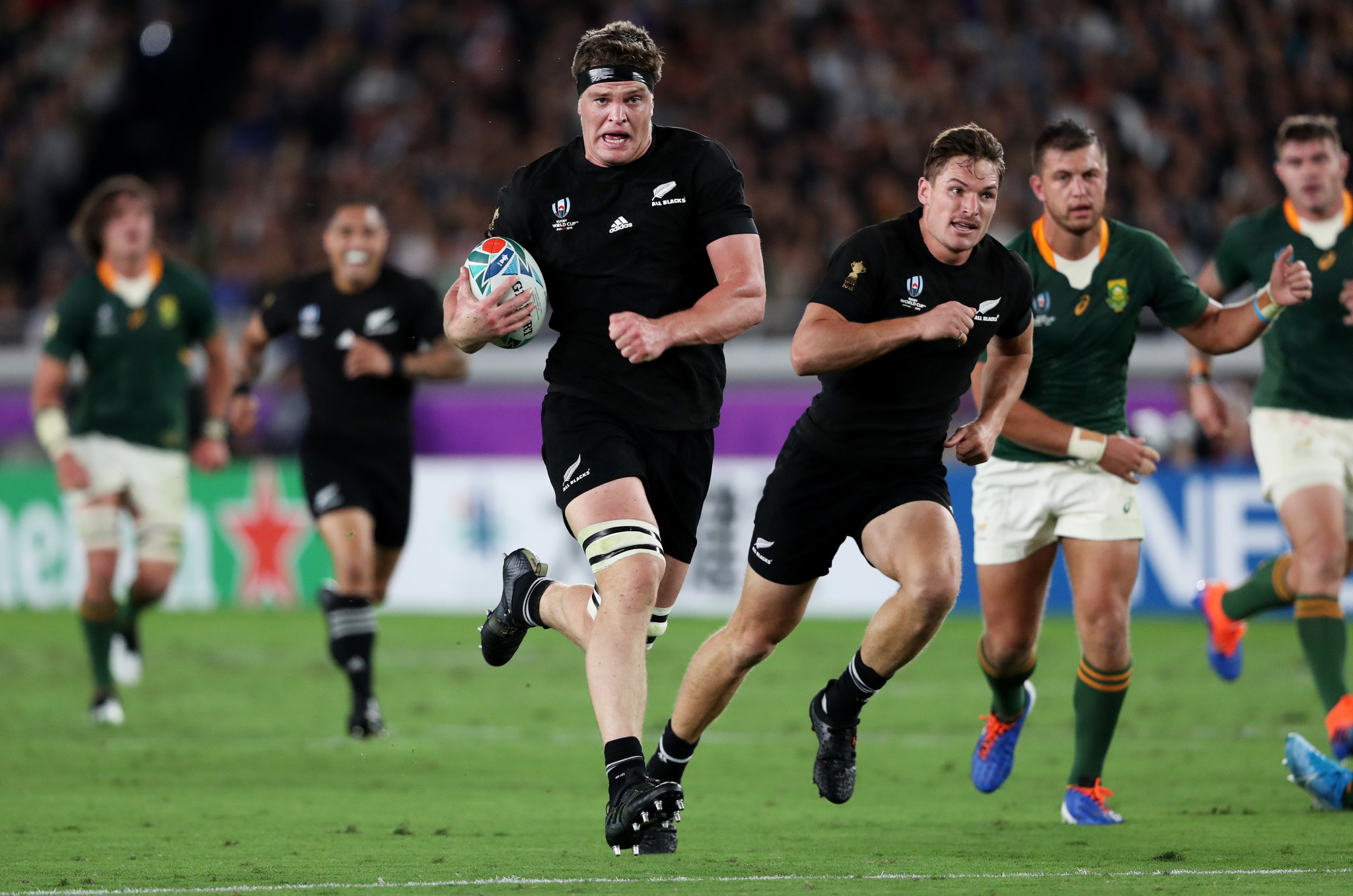 Scott Barrett on his way to a crucial try for New Zealand ©Getty Images