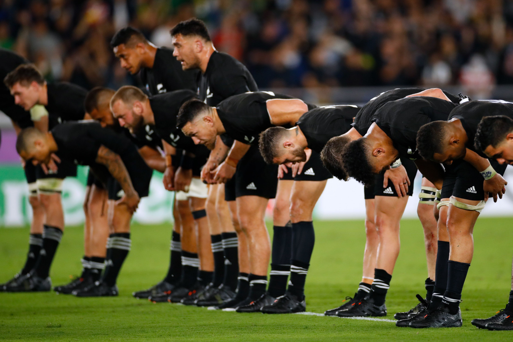 The All Blacks pay their respects to the Japanese crowd ©Getty Images