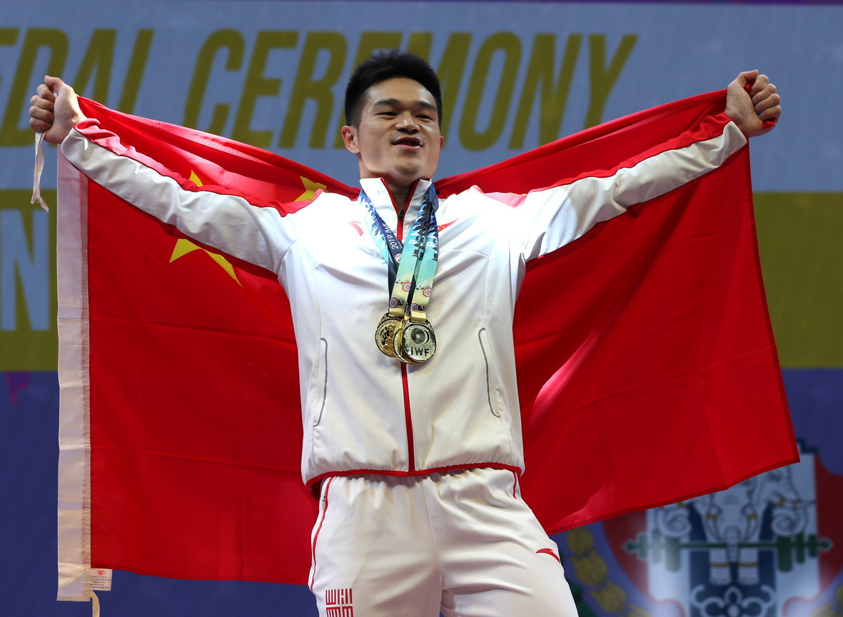 China's Shi Zhiyong was in a different league to his fellow competitors in the men's 73kg event ©IWF