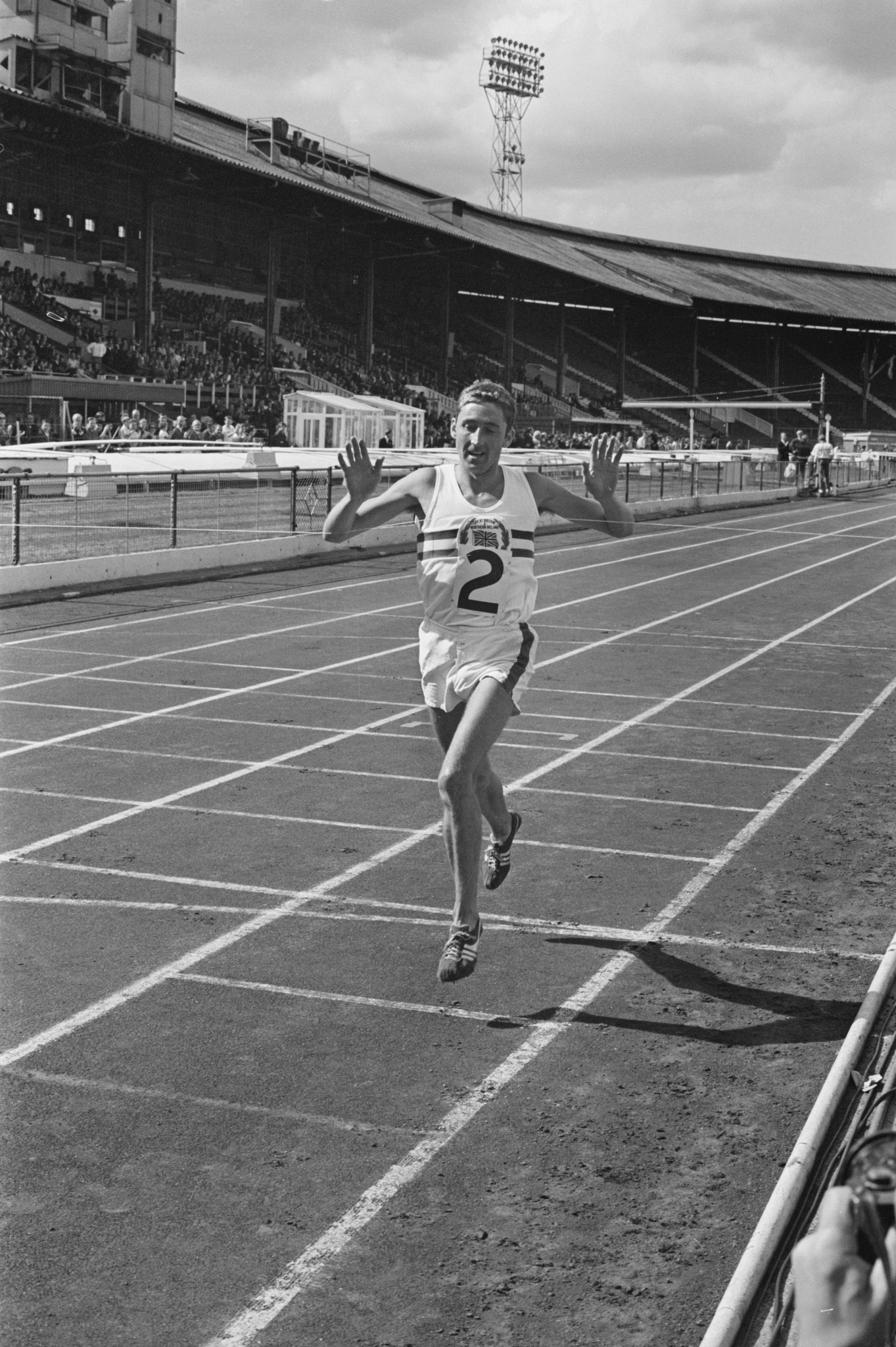 Ron Hill on the track at White City in London ©Getty Images