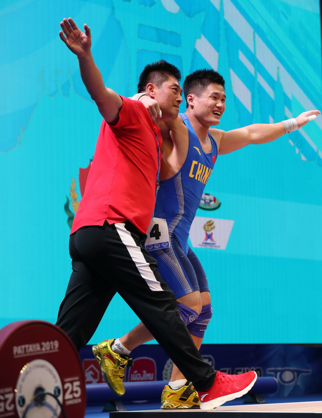 Despite having obvious back pains, Lyu broke the men's 81 kilograms clean and jerk and total world records to seal a clean sweep of the weight category's titles ©IWF