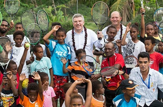 Thomas Bach playing table tennis with local youngsters during his visit to Vanuatu ©IOC/Ian Jones