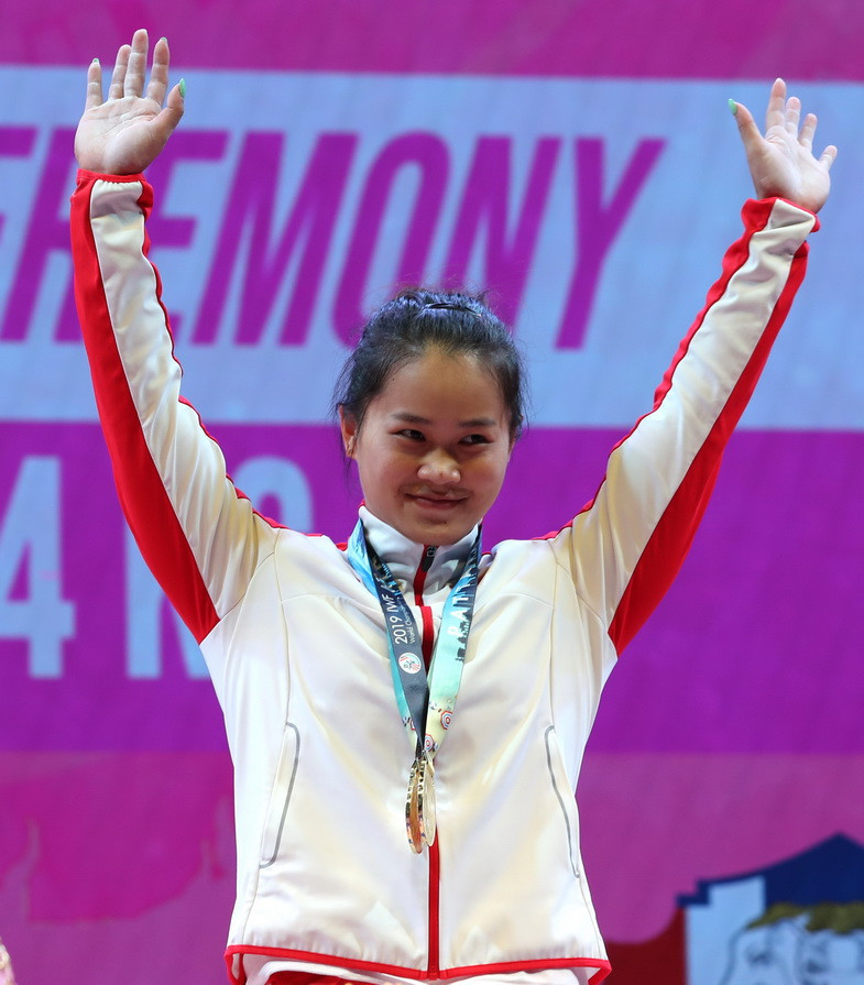 China's Deng Wei broke all three of her own world records in the women's 64kg event ©IWF