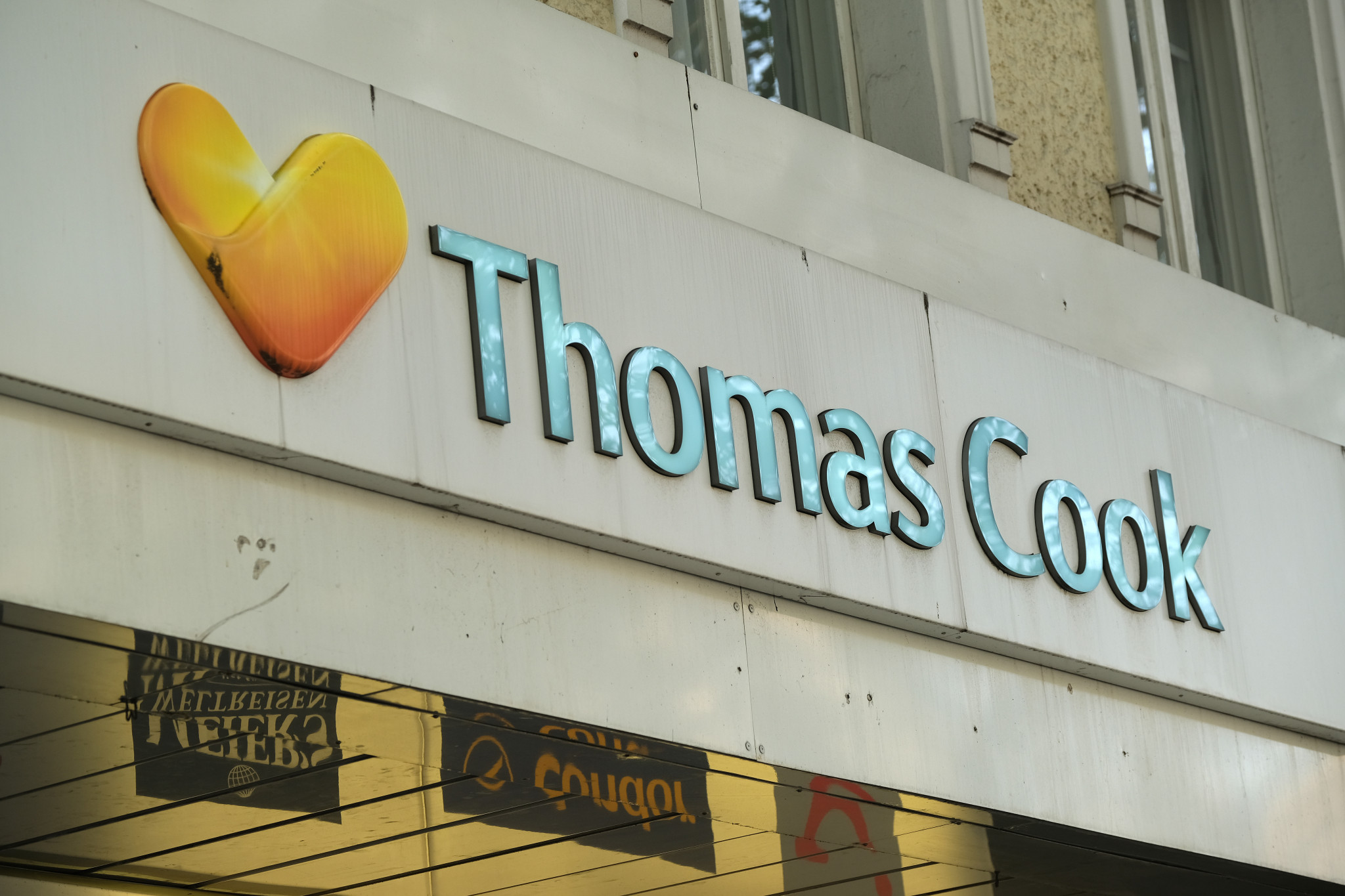 London 2012 sponsor Thomas Cook "takes steps to enter compulsory liquidation"