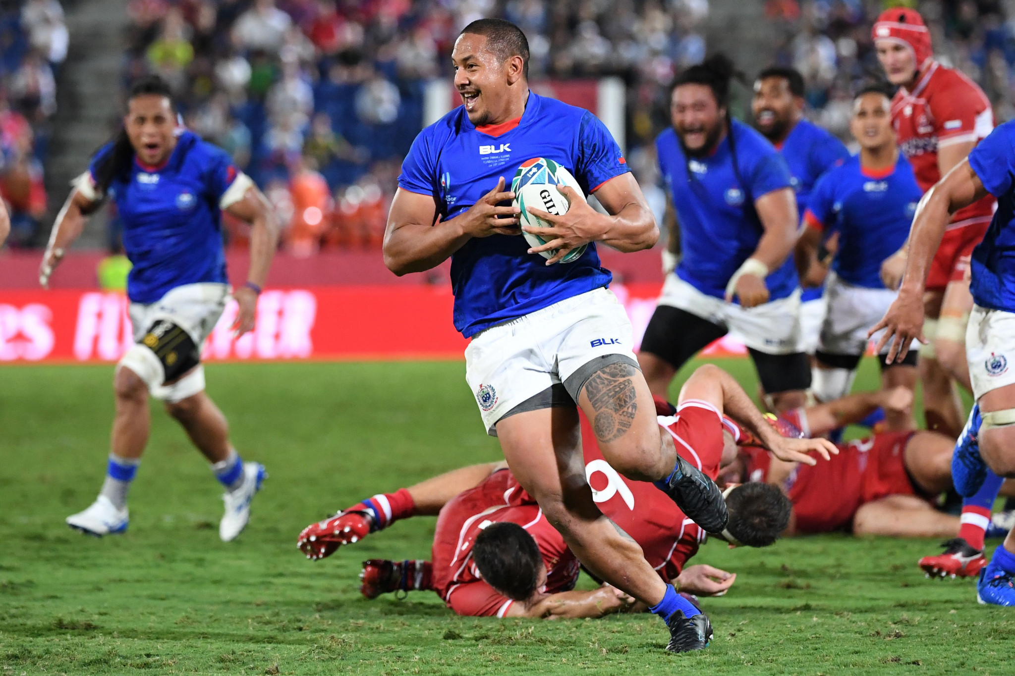 Ed Fidow on his way to scoring one of Samoa's six tries ©Getty Images