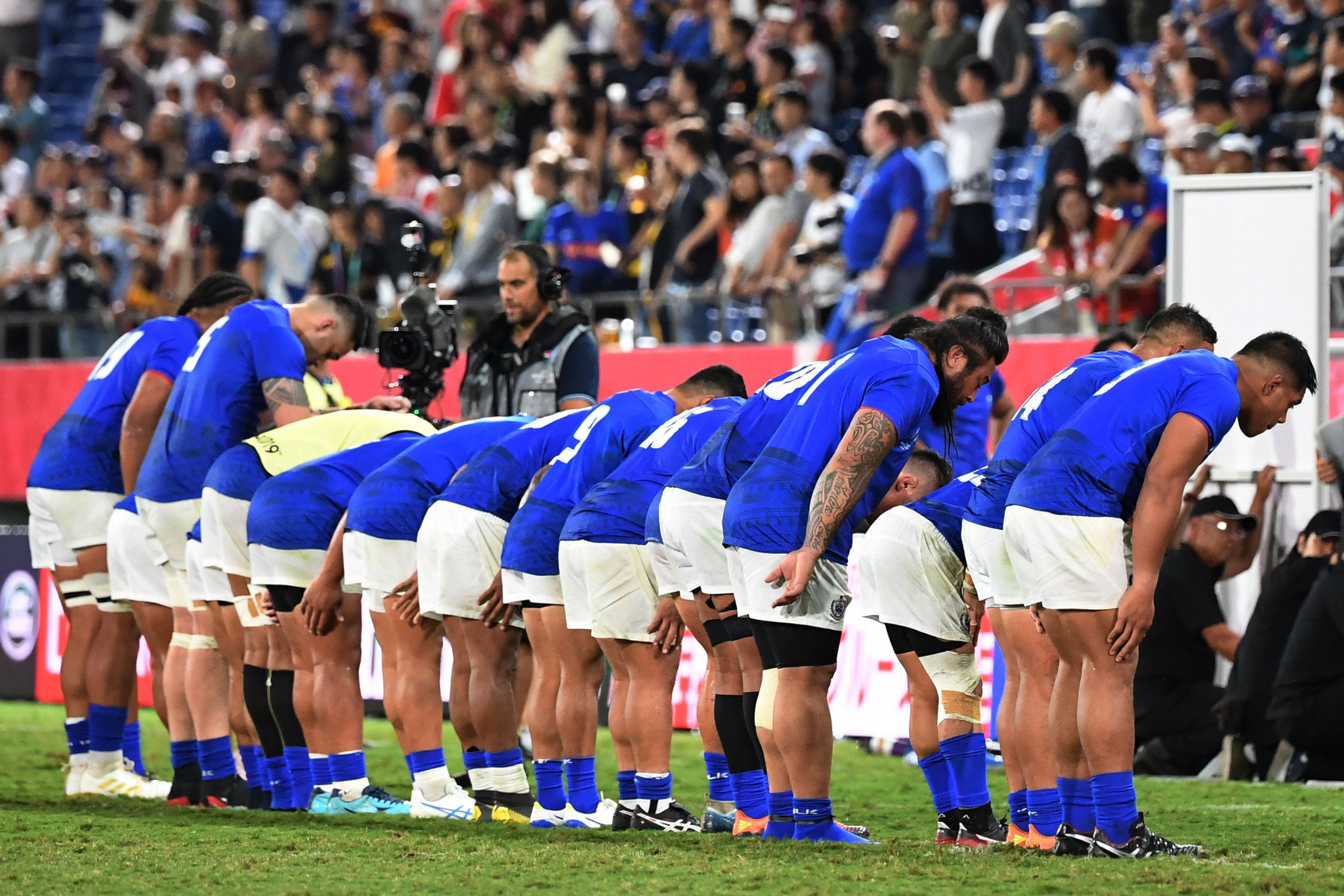 Seemingly becoming a Rugby World Cup ritual, the Samoan team take a bow in front of the Japanese crowd ©Getty Images