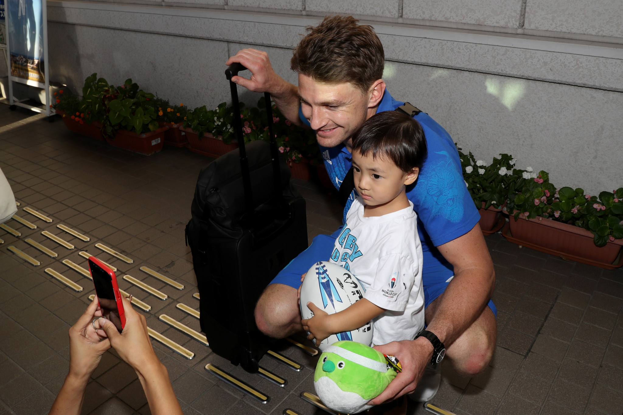 New Zealand got a huge welcome after arriving in Oita, Japan, as they begin preparations for Canada next Wednesday (October 2). Beauden Barrett gives a young fan a special pic ©Getty Images