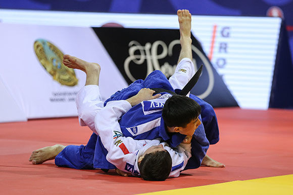 Kazakhstan's Nurkanat Serikbayev won gold in front of his home crowd at the World Judo Championships Cadets in Almaty ©IJF