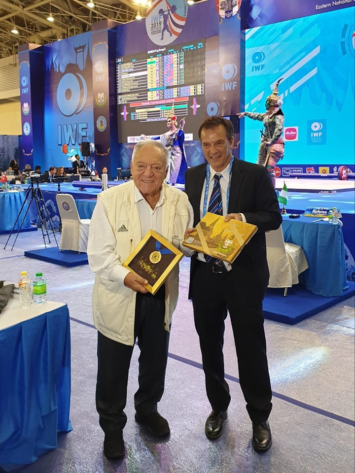 AIMS President Stephan Fox poses for a photograph with IWF counterpart Tamás Aján ©IWF
