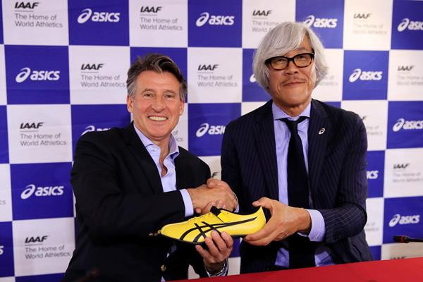 IAAF President Sebastian Coe, left, celebrates signing a new 10-year deal with Japanese sports shoes and apparel manufacturer ASICS ©Getty Images