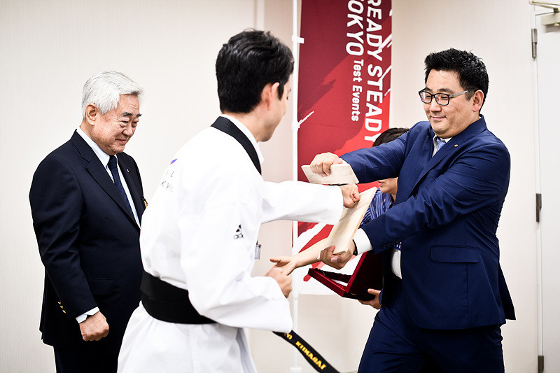 Toshihito Kumagai was given the award for his services to taekwondo ©WT