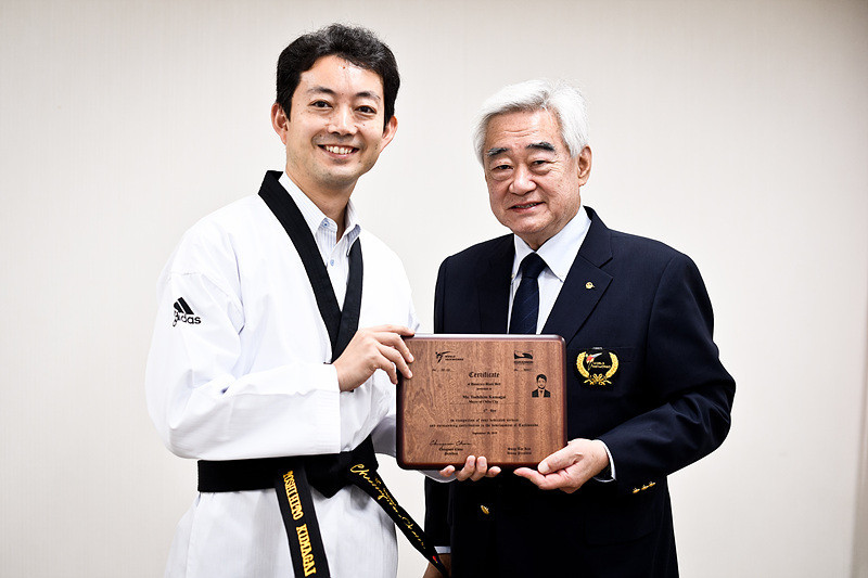 World Taekwondo President Chungwon Choue, right, has awarded an honorary sixth dan black belt certificate to Chiba City Mayor Toshihito Kumagai ©WT