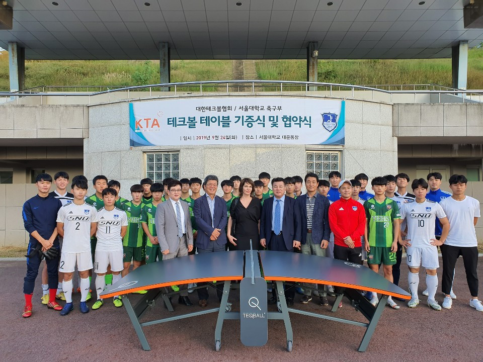 A teqball table was donated to the university at the signing ceremony ©FITEQ