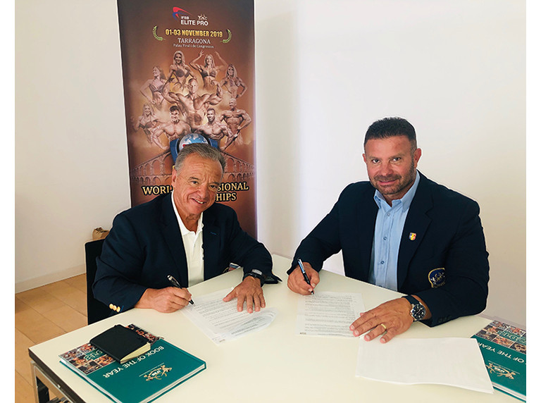 International Federation of Bodybuilding and Fitness President Rafael Santonja and Romanian Federation of Bodybuilding and Fitness President Gabriel Toncean signed a contract for the 2020 IFBB Junior World Championships to be held in Târgu Mureș ©IFBB 
