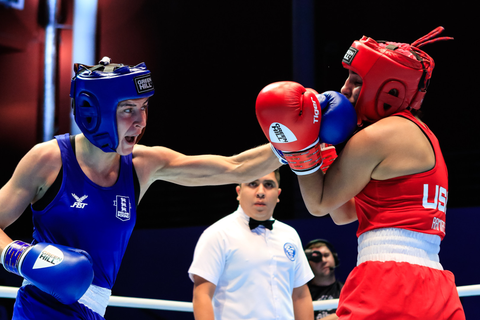 Karris Artingstall of England secured a 5-0 win over Yarisel Ramirez of the United States in the first featherweight bout of the competition ©Russian Boxing Federation